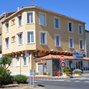 Façades de l'hôtel Araur au bord du Fleuve Hérault à Agde en Occitanie
